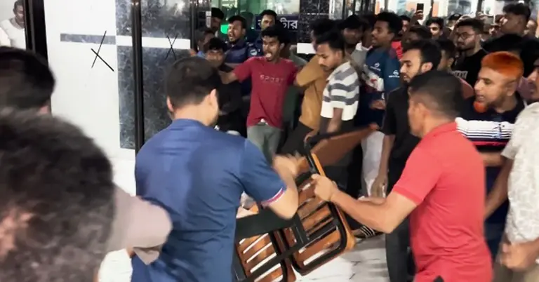 শিশু মৃত্যুর অভিযোগে হাসপাতালে ভাঙচুর